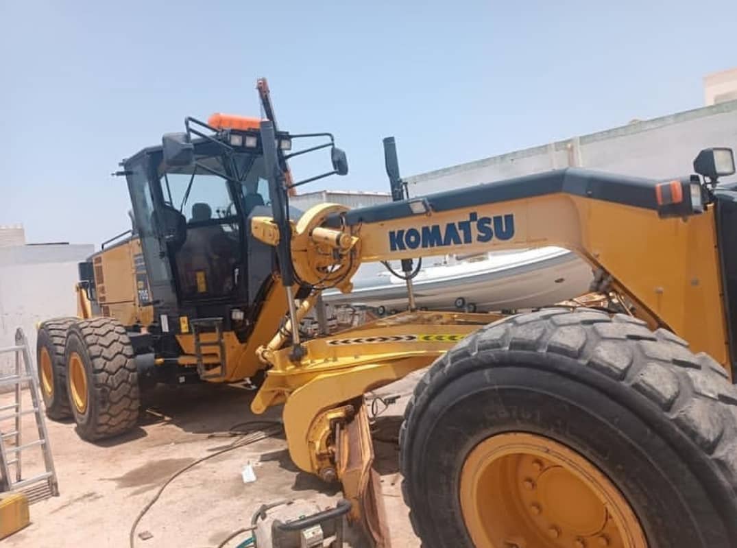 گریدر Komatsu GD705-5 (1) گریدر Komatsu GD705-5 (1)